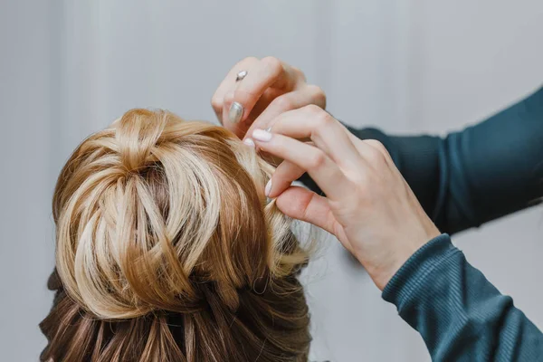Peluquería profesional haciendo un peinado a su cliente con cabello brillante saludable en el salón de belleza —  Fotos de Stock