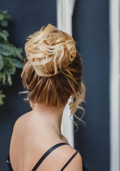Penteado alto superior feminino para o casamento, vista traseira irreconhecível — Fotografia de Stock