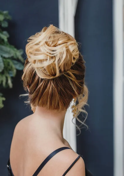 Peinado alto superior femenino para la boda, vista trasera irreconocible —  Fotos de Stock