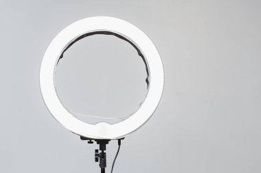 Dairesel neon Led lamba beyaz arka plan, closeup. Makyaj ve güzellik portreler için popüler modern ışık