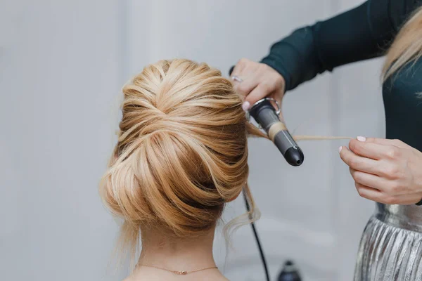 Närbild av professionell frisör händer gör skönhet frisyr — Stockfoto