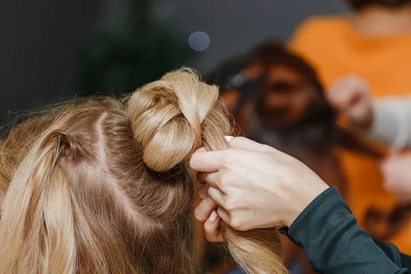 Coiffeur professionnel faisant une coiffure à son client avec lui — Photo