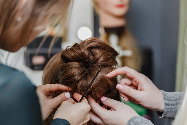 Professional hairdresser doing a hairstyle to her client with he — Stock Photo, Image