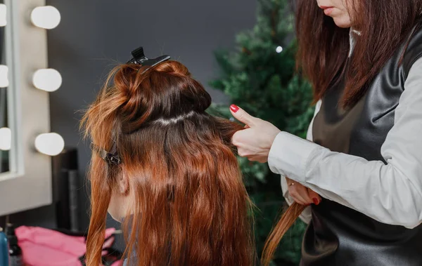 Güzel kızıl saçlı kızı ziyaret Kuaför salonu ve kıvırcık saç modeli akşam yapma — Stok fotoğraf
