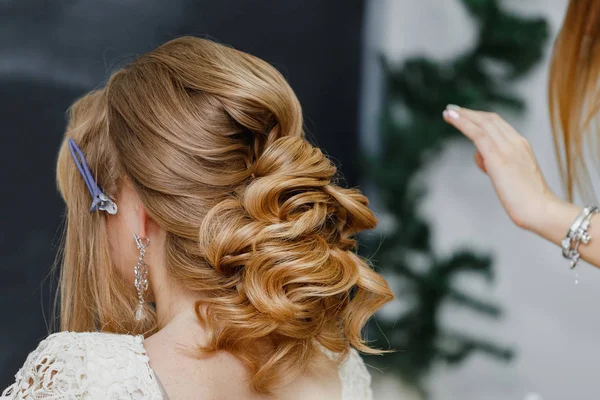 Stylist op het werk maakt haar aan model zandstrand blonde. — Stockfoto