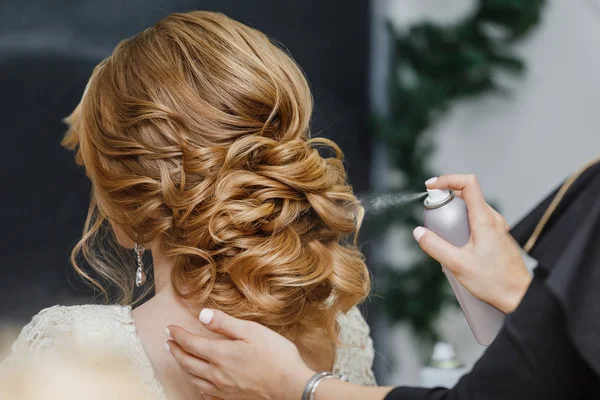 Master stylist makes the bride wedding hairstyle using spray lac — Stock Photo, Image