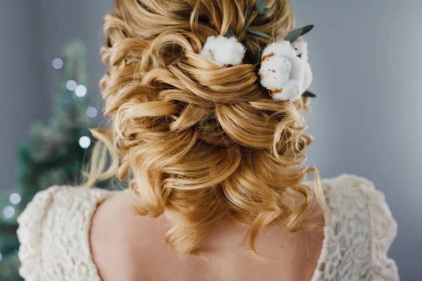Belleza peinado de boda decorado con flor de algodón, vista trasera —  Fotos de Stock
