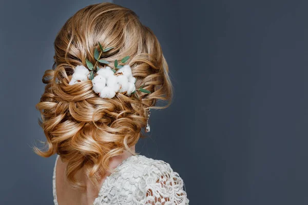 Красива весільна зачіска, прикрашена бавовняною квіткою, вид ззаду — стокове фото