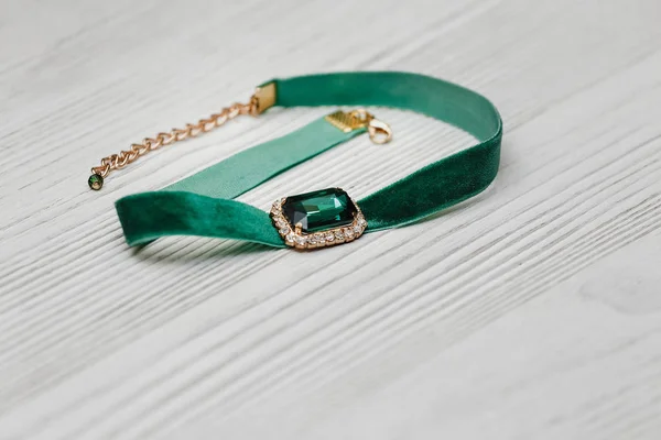 Украшенные драгоценным зеленым браслетом из камня — стоковое фото