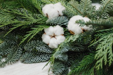 Çuval bezi rustik Noel çelenk pamuk çiçekli