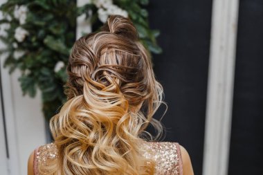 Arka görünümü closeup dalgalı ve dokulu kuyruk saç modeli güzellik salonda bir Kuaför başyapıt