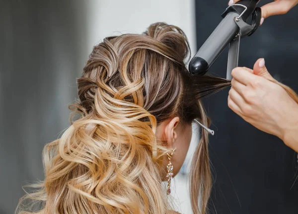 Closeup cabeleireiro coiffeur faz penteado. — Fotografia de Stock