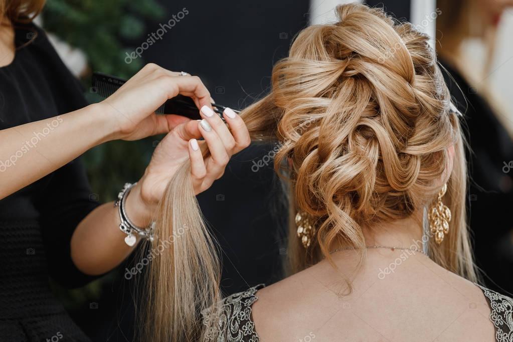Salon de coiffure  fait gros plan coiffure  de mariage 