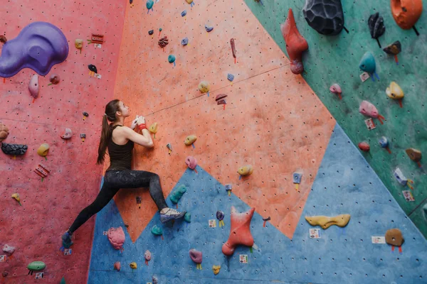 Jovem mulher fitness fazendo pedregulho profissional no ginásio de escalada dentro de casa — Fotografia de Stock