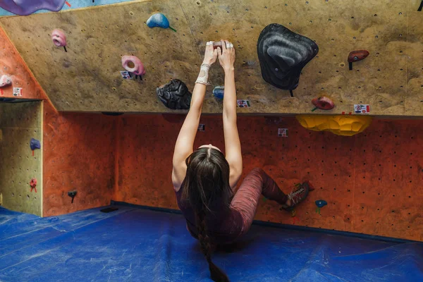 Mladá fitness žena dělá profesionální bouldering v horolezectví tělocvična — Stock fotografie
