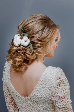 Dikiz kış görüntüsü olarak kıvırcık düğün saç modeli ile pamuk çiçek ile bir gelin