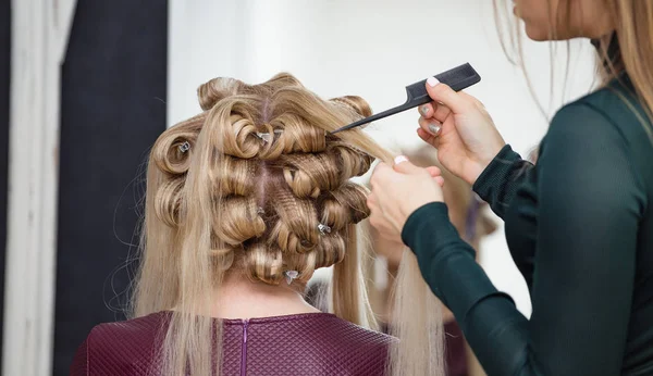 工作与头发卷发女人在美容院或理发店的理发师 — 图库照片