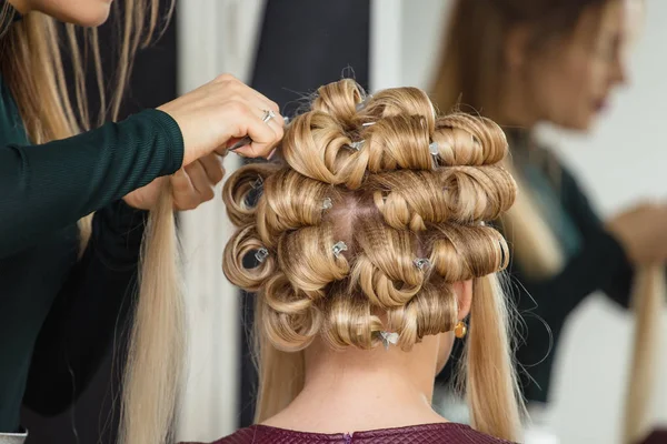 Перукарня, що працює з лижниками для волосся жінка в салоні краси або перукарні — стокове фото