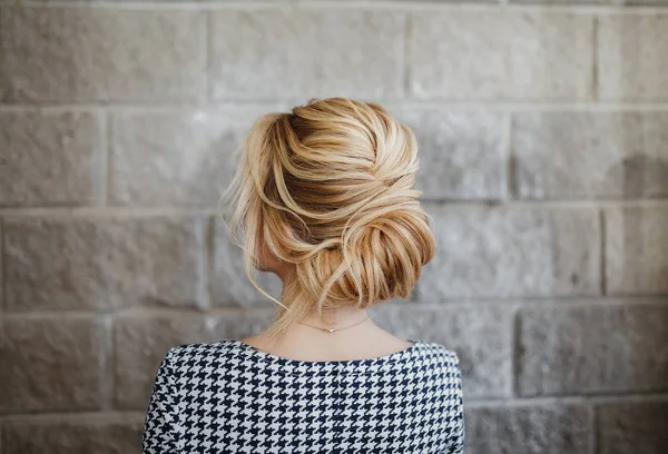 Mulher loira penteado francês torção, visão traseira — Fotografia de Stock