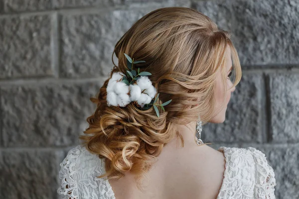 Visão traseira close-up dos penteados de casamento acabados na forma de noiva de inverno com decoração de flores de algodão — Fotografia de Stock