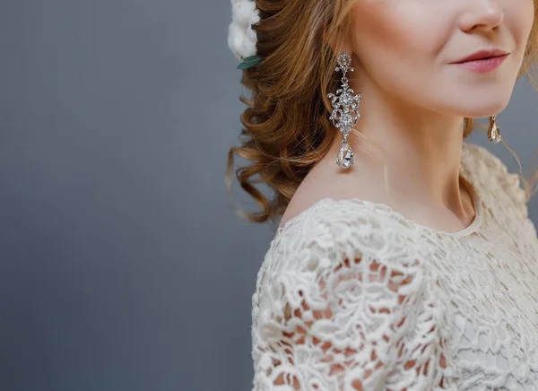 Detalle de mujer joven que lleva un hermoso pendiente de lujo y peinado con espacio para copiar —  Fotos de Stock