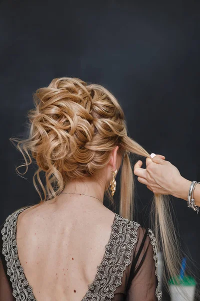 Creating hairstyles by hairdresser at barber salon. indoor shot — Stock Photo, Image