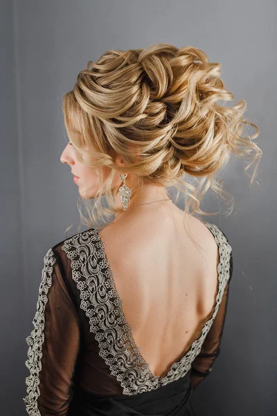 Mulher loira modelo com penteado perfeito e cabelo-vestido criativo, visão traseira — Fotografia de Stock