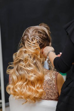 Kuaför berber dükkanı altın saçlı genç kadın için kuyruk hairdress yapıyor