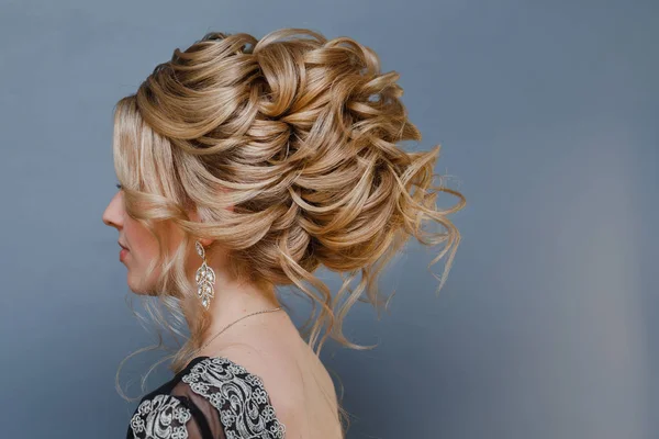 Güzel kadın saç yakın çekim akşam ile bir elbise ve takı küpe modeli