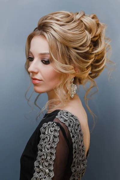 Akşam makyaj, takı küpe ve saç modeli portre ile güzel kadın