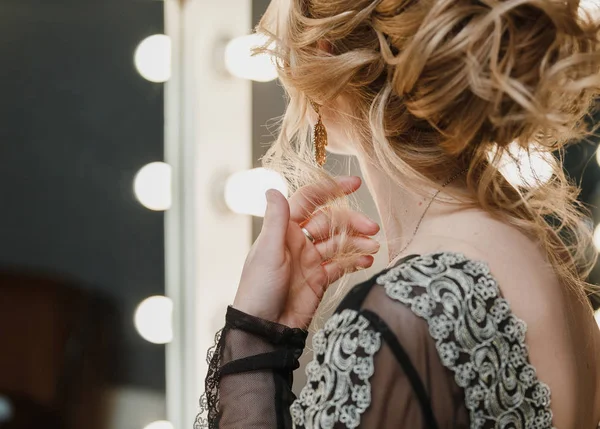 Macro close-up of jewelry earrings and wedding hairstyle — Stock Photo, Image