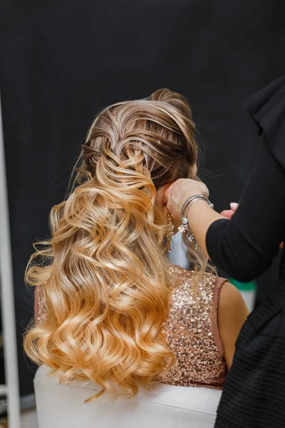 Cabeleireiro fazendo rabo hairdress para jovem mulher com cabelo dourado na barbearia — Fotografia de Stock