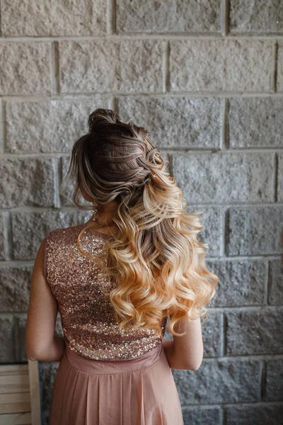 Güzel bir akşam veya düğün saç modeli ile boyalı saçlı bir kadın arkadan görünüş — Stok fotoğraf