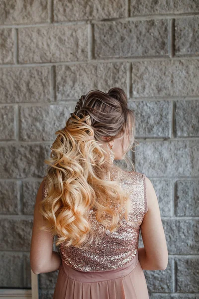 Perfil de mujer de cabello castaño con maquillaje y peinado por la noche . — Foto de Stock