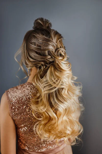一个女人与一个美丽的夜晚或婚礼发型染了头发后视图 — 图库照片
