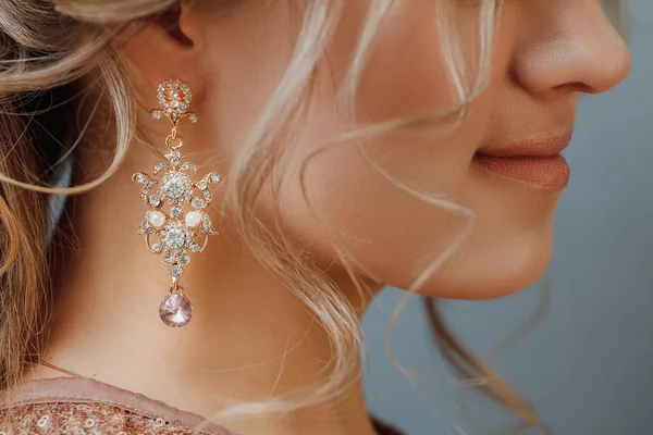 Closeup of wedding hairstyle with jewerly earrings pearls of bride — Stock Photo, Image