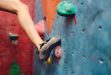 Yapay kaya oltaya spor salonunda ayakkabı bir adamın tırmanma içinde ayak
