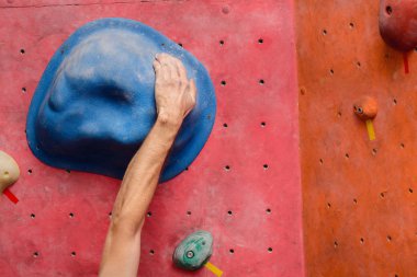 Kas dağcı el duvar kavrama yakın çekim tırmanma bouldering