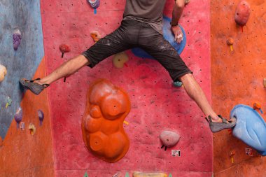 erkek dağcı Bouldering spor salonu duvar içinde eğitim yakın çekim bacak kas ayakkabı ile