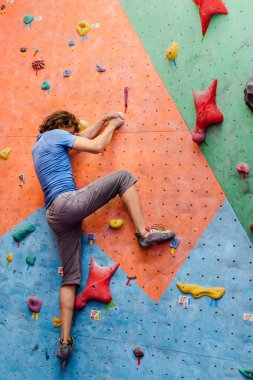 Yapay tırmanma duvarı, modern eğlence kavramı üzerinde egzersiz spor adamı
