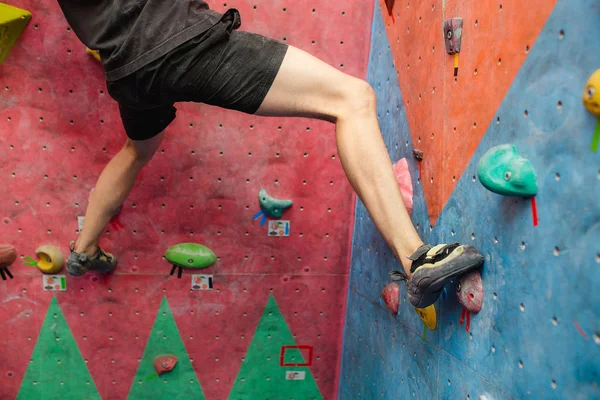 Man klimmen kunstmatige keien in sportschool, vergrote weergave van de benen met speciale schoenen — Stockfoto