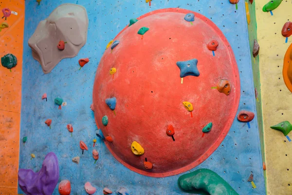 Küresel kabartmalı kapalı bir tırmanış salonunda yapay tırmanma duvarı