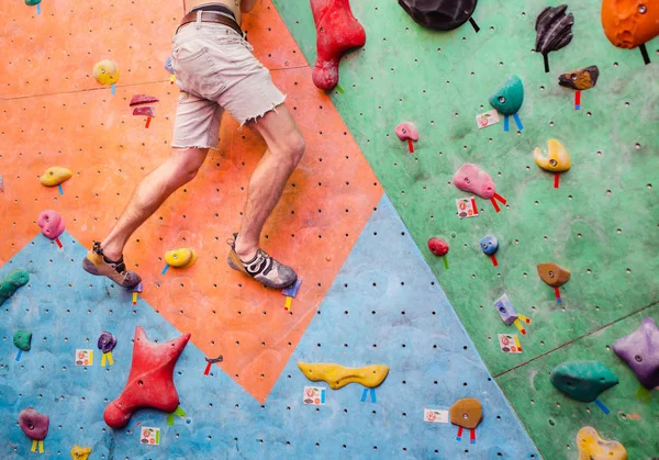 Kopya metin alanı ile duvar tırmanma üzerinde erkek ayak yakın çekim yansıma