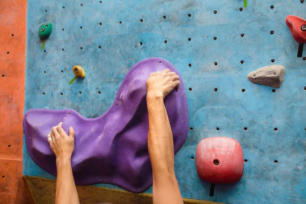 Kas dağcı el duvar kavrama yakın çekim tırmanma bouldering
