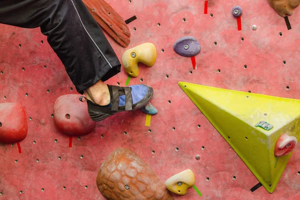 Image en gros plan du pied masculin sur le mur d'escalade avec espace texte de copie — Photo
