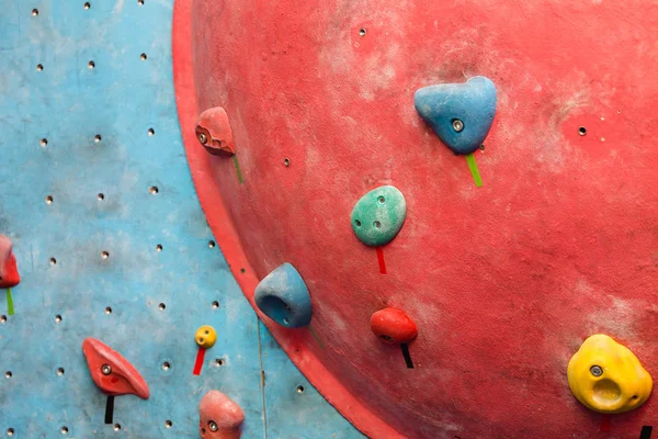 Искусственная стена для скалолазания в крытом спортзале со сферическим рельефом — стоковое фото