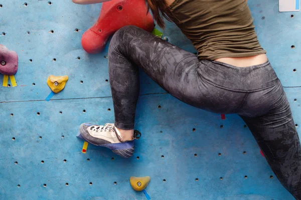 Pé de mulher alpinista em pedra artificial. Visão de close-up de sapato profissional — Fotografia de Stock