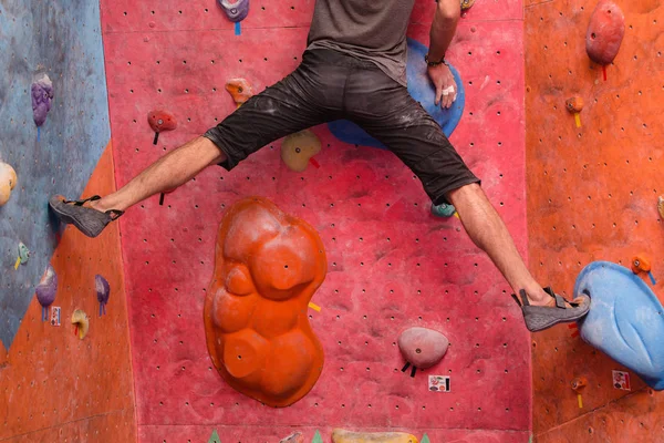 Treino de escalador masculino na parede do ginásio de pedregulho, close-up de músculos da perna com sapatos — Fotografia de Stock