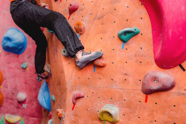 Noha s botami ženské lezec na umělé boulderová stěna v tělocvičně — Stock fotografie