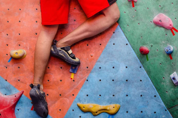 Adam yapay kayalar içinde jimnastik salonu, özel ayakkabılar bacaklar yakından görmek